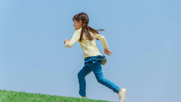 【新年長女子】ゴム段が安定しない原因を整理　踏み切り位置と片足ジャンプの力を整え、低い高さから連続練習で形を作りました