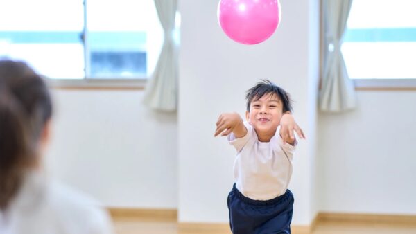 【年長男児】投球距離4mから、5〜6mまで安定→下半身の使い方と指先の力を強化し、投げる動きを整えました